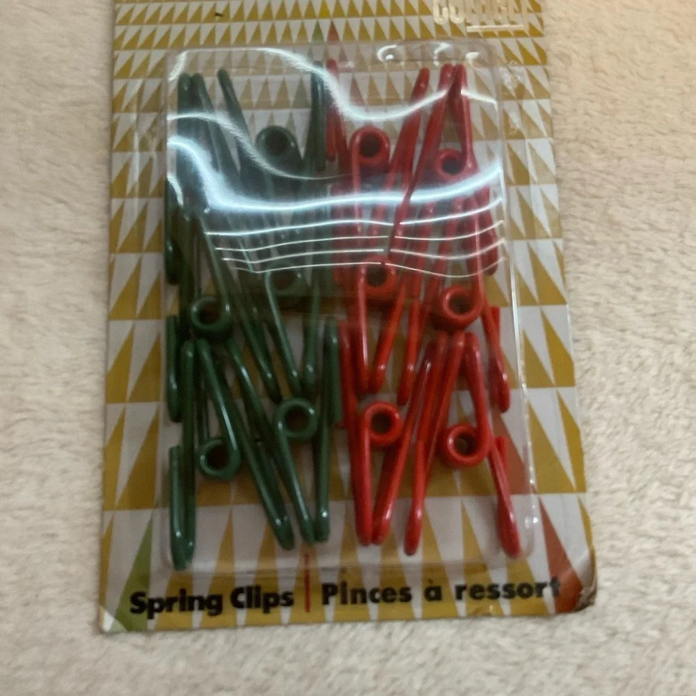 12-Pack Green and Red Decorative Clothespins for Home and Craft Use